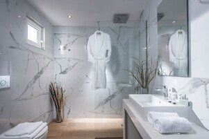 Suite superior, 2 habitaciones, vistas al mar | Baño | Artículos de higiene personal gratuitos, secador de pelo y toallas