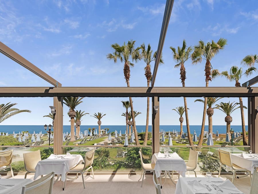 2 restaurants, dinner served