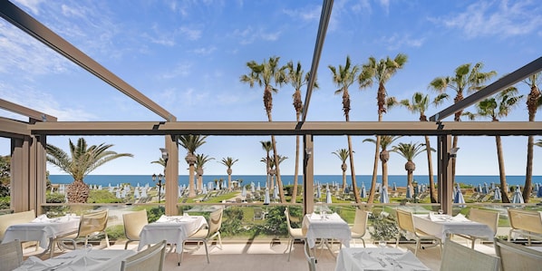 2 restaurants, dinner served