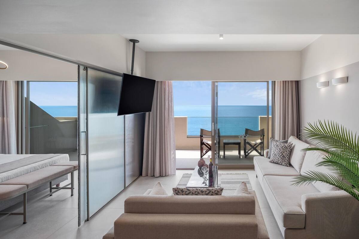 Suite Junior, vista mare | 1 camera, una cassaforte in camera, una scrivania, insonorizzazione