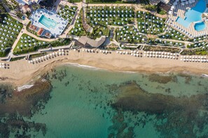 En la playa, camastros, sombrillas y toallas de playa 