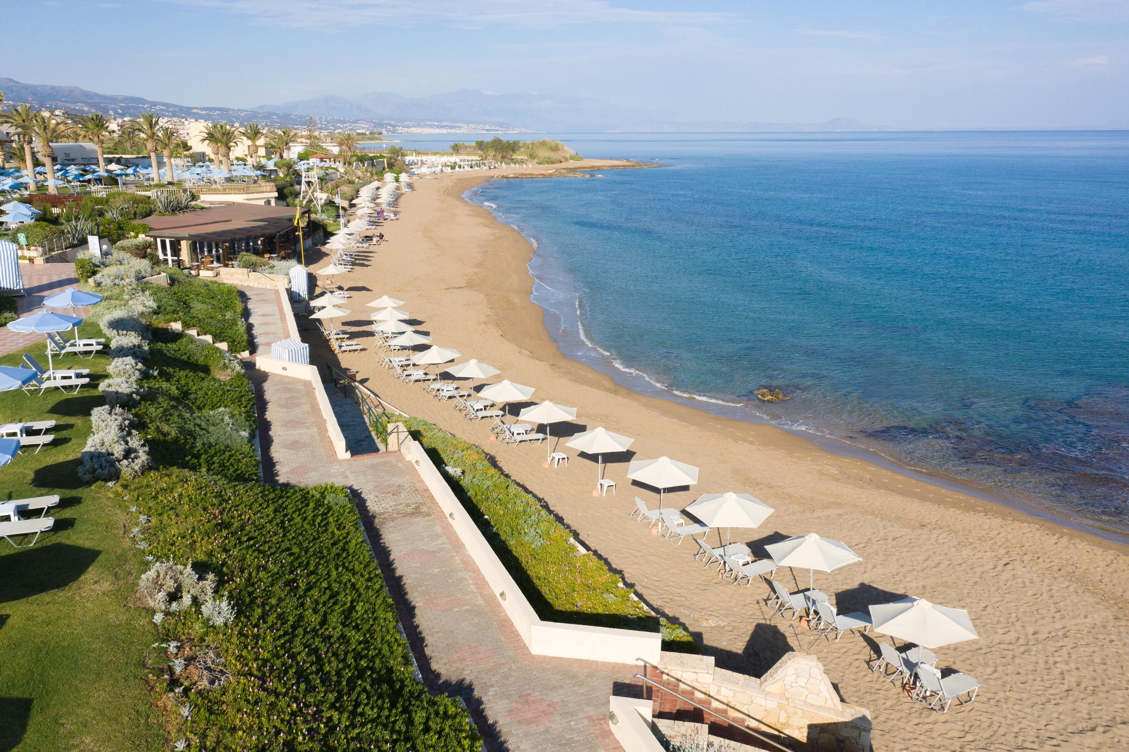 En la playa, camastros, sombrillas y toallas de playa 
