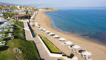 En la playa, camastros, sombrillas y toallas de playa