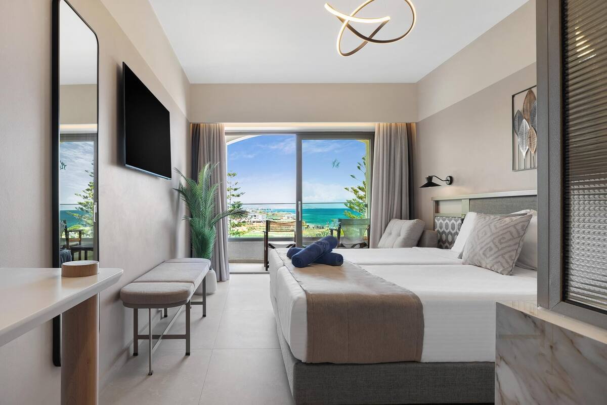 Camera Superior con letto matrimoniale o 2 letti singoli, vista mare parziale | 1 camera, una cassaforte in camera, una scrivania, insonorizzazione
