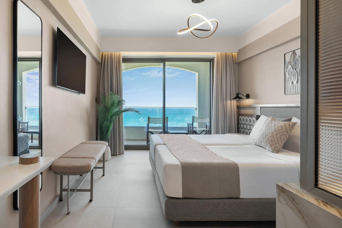 Superior High Floor Double or Twin, Sea View | 1 camera, una cassaforte in camera, una scrivania, insonorizzazione