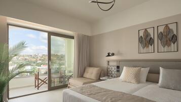 Habitación de hotel moderna con una cama grande, un balcón con vistas a la ciudad, un escritorio y una silla.