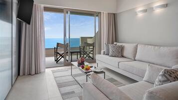 Junior suite, uitzicht op zee | Een kluis op de kamer, een bureau, geluiddichte muren, gratis wifi