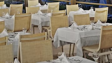 2 restaurants servant le dĂźner