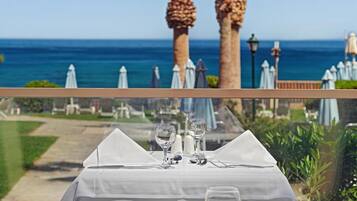 2 restoran, makan malam dihidangkan