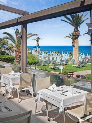 2 restaurants, dinner served