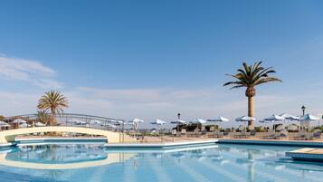 Een binnenzwembad, een seizoensgebonden buitenzwembad