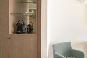 Zimmersafe, Schreibtisch, Verdunkelungsvorhänge, Bettwäsche