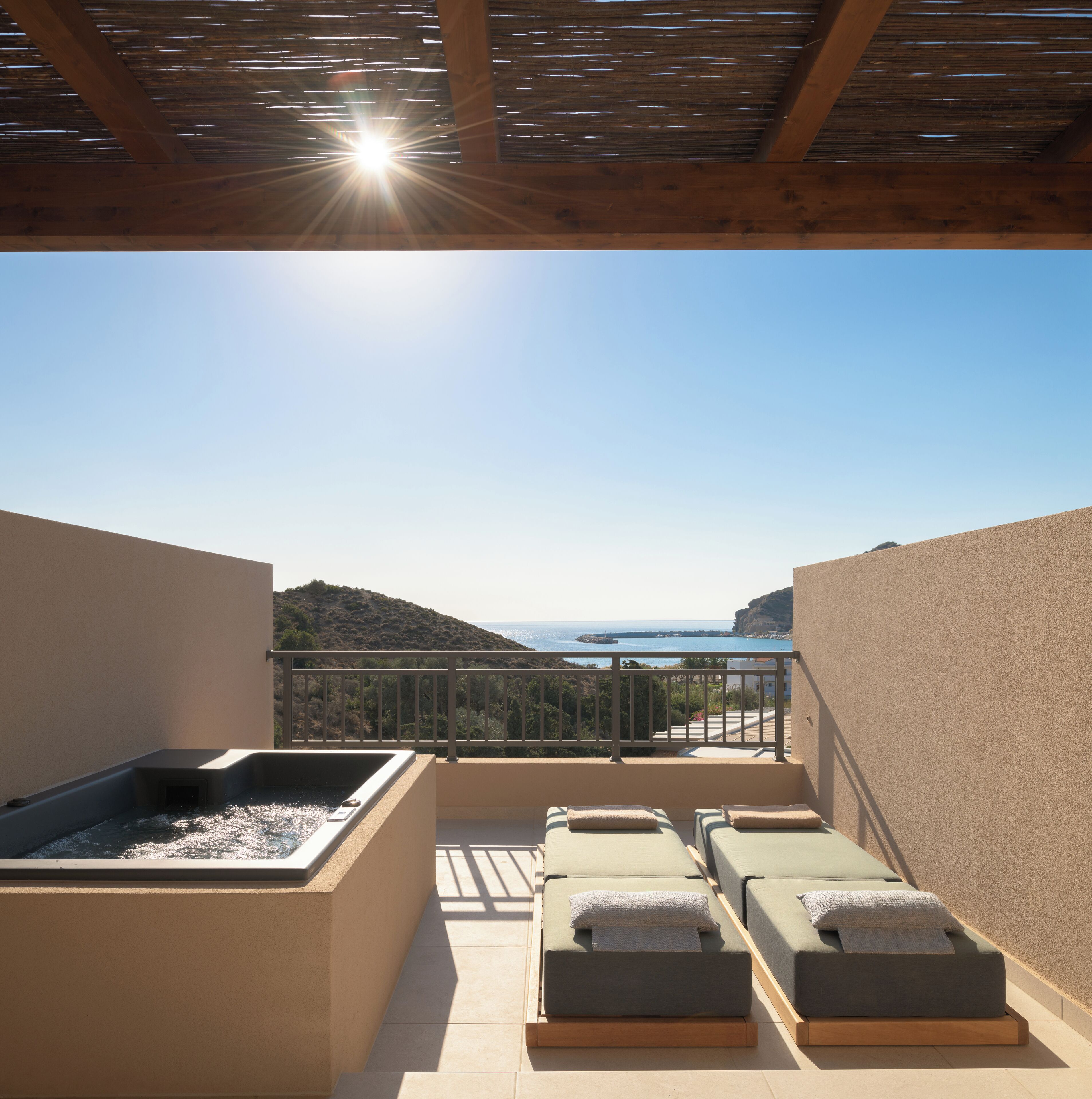 Superior Panoramic Sea view with Hot Tub | 客房內保險箱、書桌、遮光布/窗簾、床單