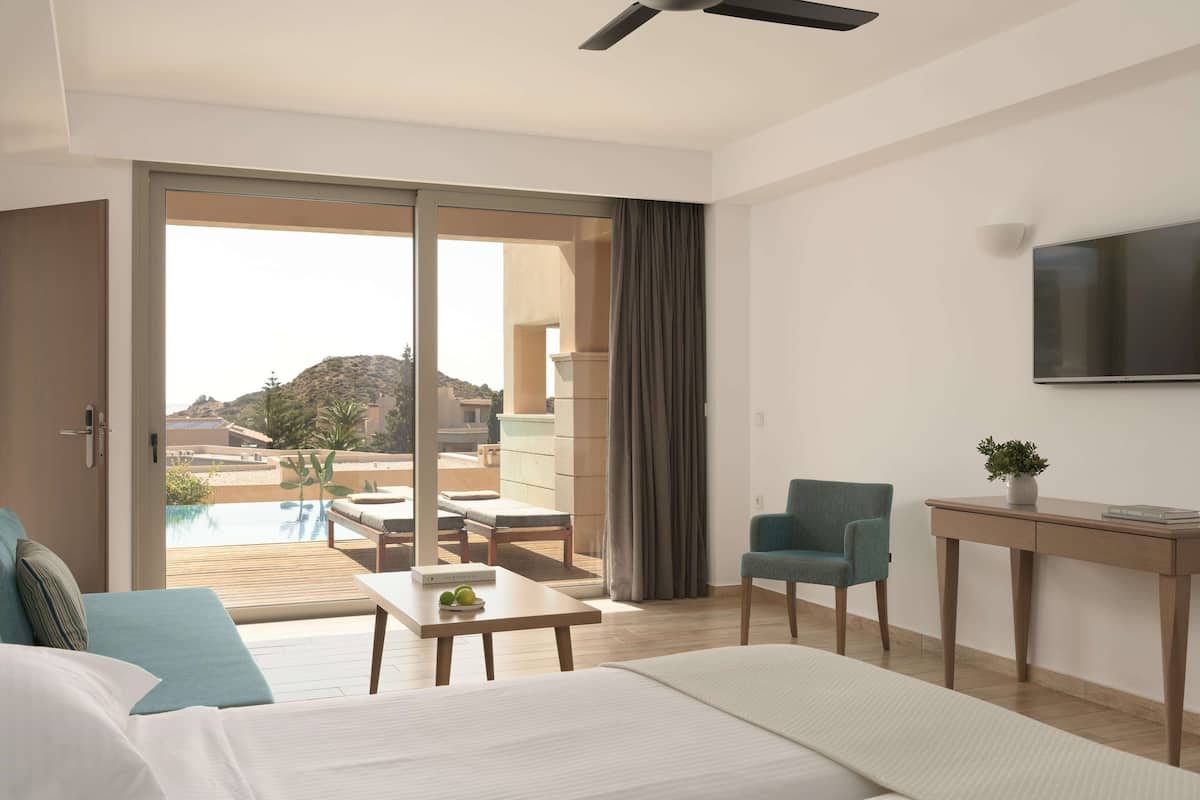 Suite junior, alberca privada, vista al mar | 1 habitación, caja de seguridad en la habitación y escritorio