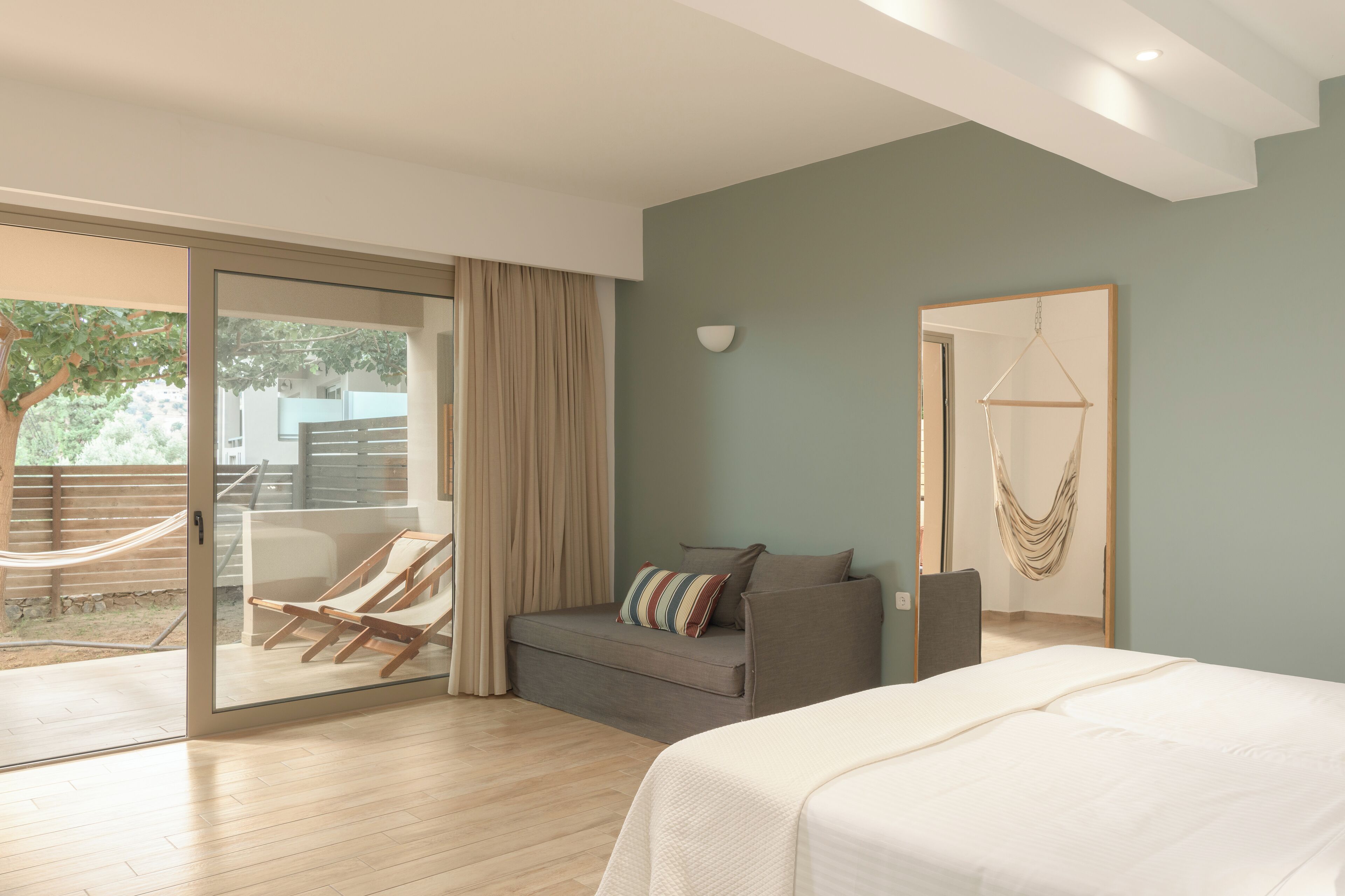 Chill Suite with Garden | 客房內保險箱、書桌、遮光布/窗簾、床單