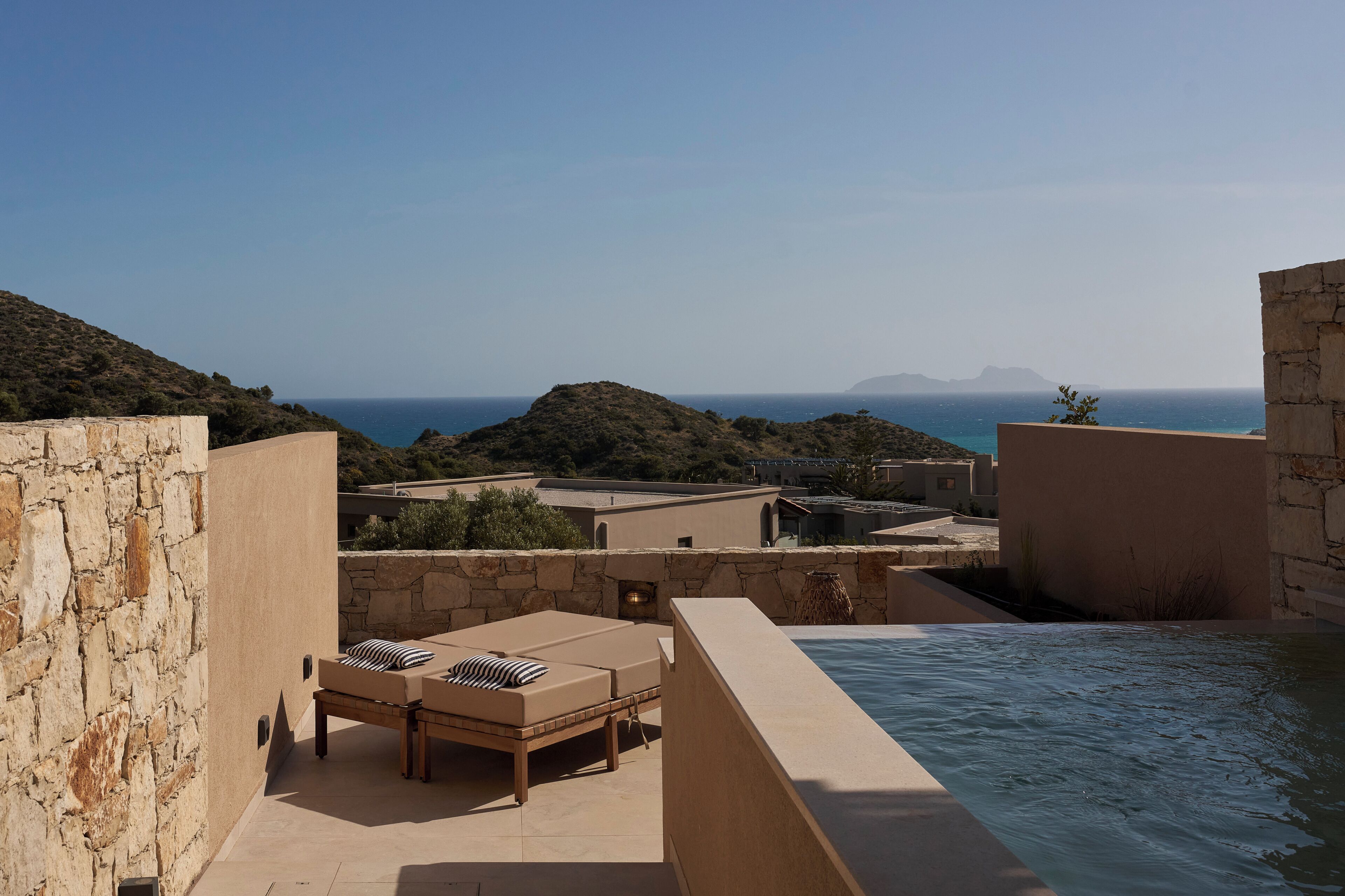 South Junior Suite Sea view Plunge Pool | In-room safe, desk, blackout curtains, bed sheets