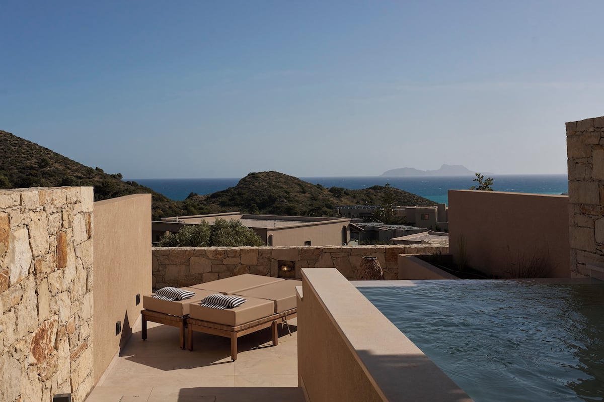 South Junior Suite Sea view Plunge Pool | In-room safe, desk, blackout curtains, bed sheets