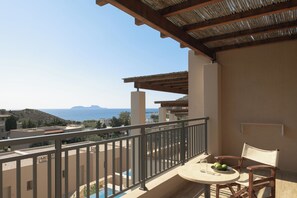 Suite Junior, vue sur la mer | 1 chambre, coffre-fort, bureau, rideaux d’obscurcissement