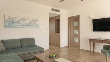 Caja de seguridad en la habitación, escritorio y cortinas blackout