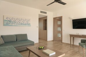 Zimmersafe, Schreibtisch, Verdunkelungsvorhänge, Bettwäsche