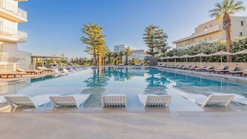 Una piscina al aire libre (de 10:00 a 18:00), sombrillas, tumbonas