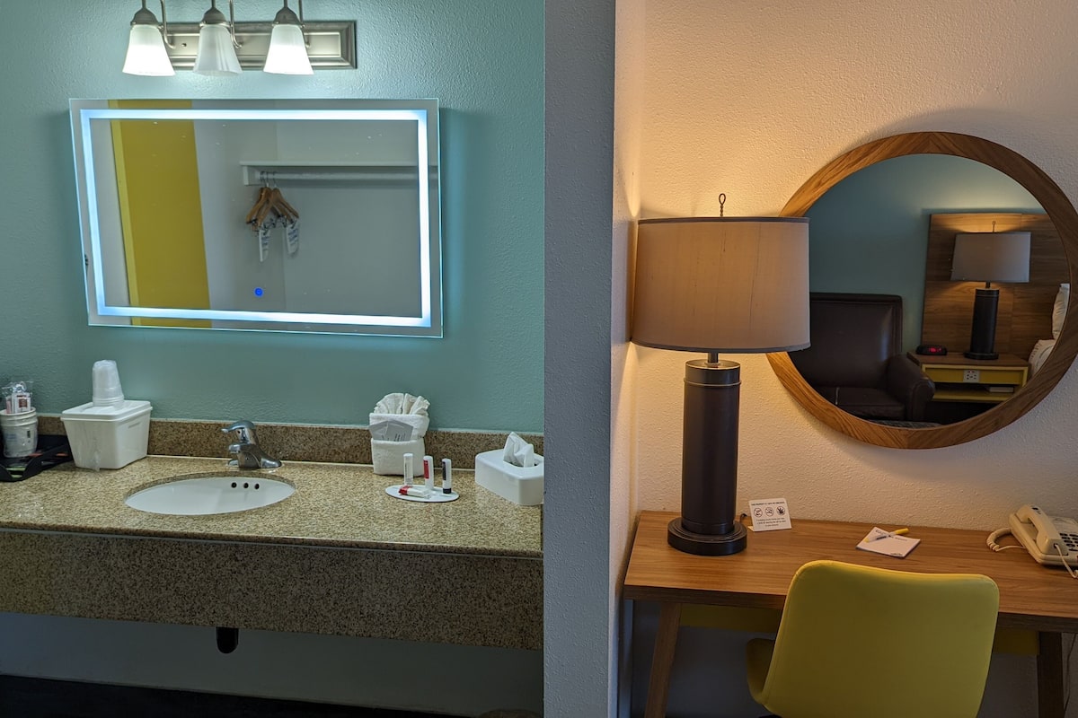 Combined shower/tub, free toiletries, hair dryer, towels