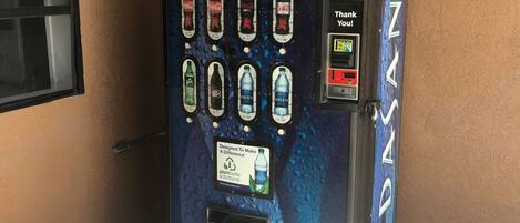 Máquina expendedora de agua Dasani con diversas opciones de bebidas.