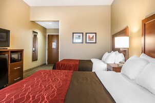 Escritorio, tabla de planchar con plancha, wifi gratis y ropa de cama