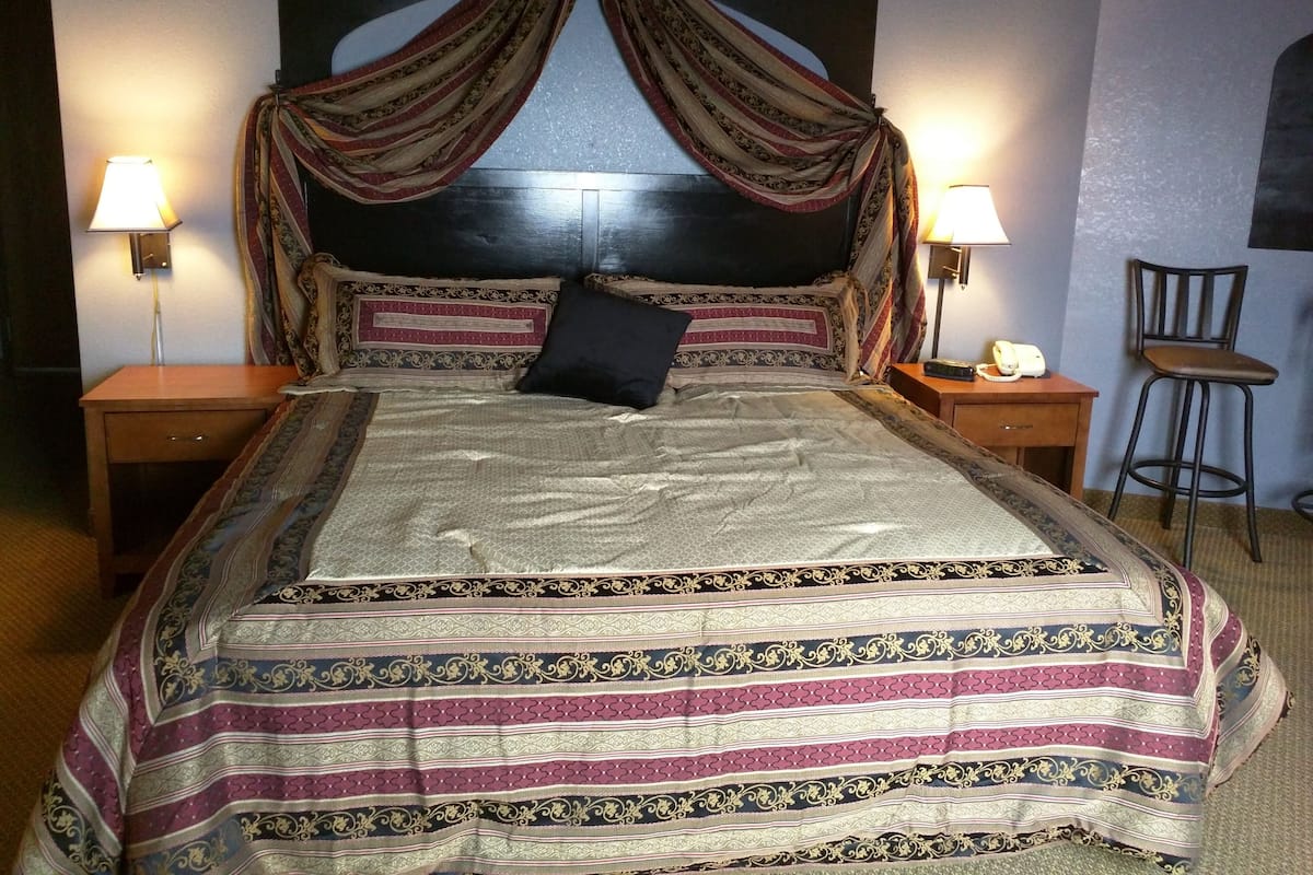 King Grand Honeymoon Suite | 1 bedroom, individually furnished, desk, laptop workspace