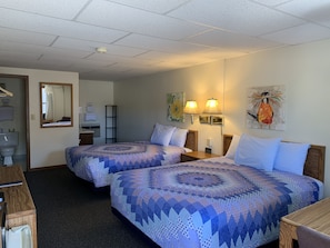 Kahden hengen huone, 2 keskisuurta parisänkyä | Silitysrauta/-lauta, ilmainen Wi-Fi, vuodevaatteet