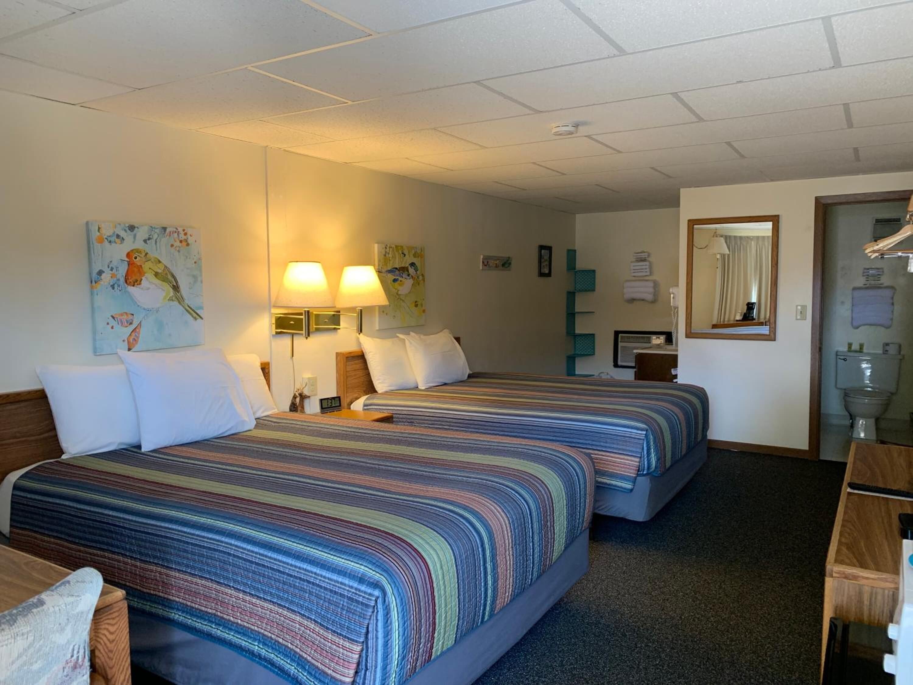 Een strijkplank/strijkijzer, gratis wifi, beddengoed