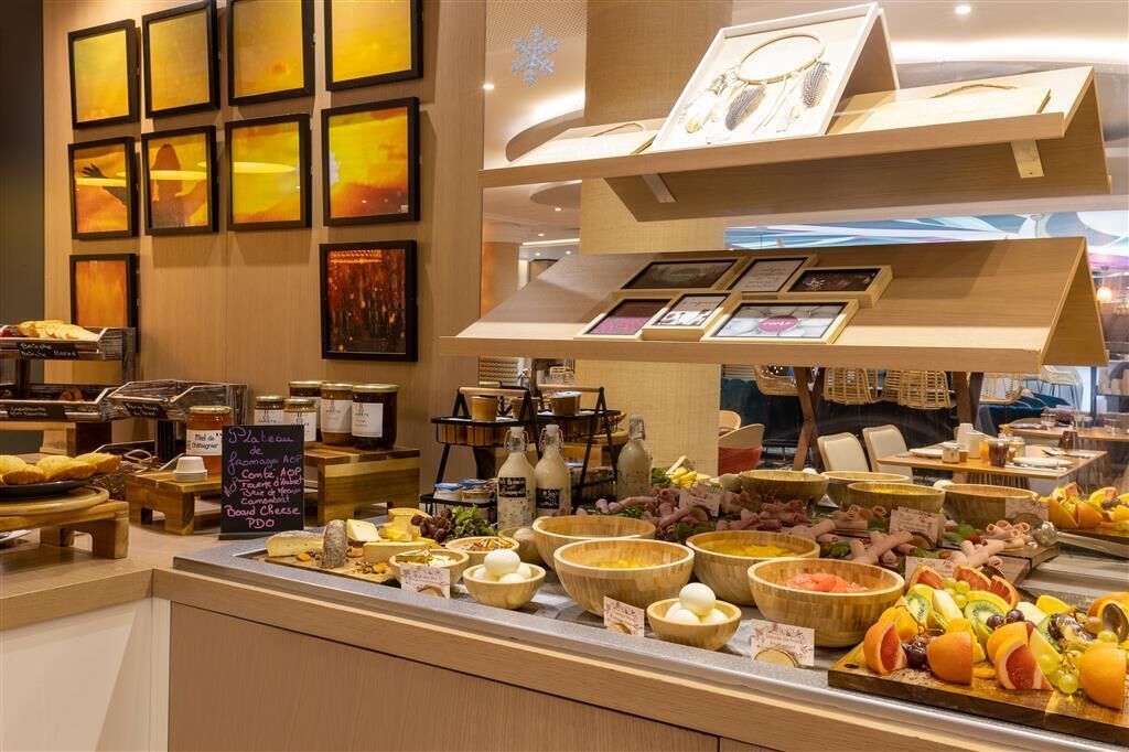 Een buffet met diverse gerechten en een krijtbordmenu.