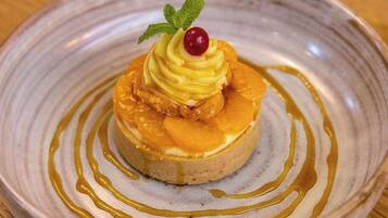Un dessert servi dans une assiette, agrémenté d’une garniture.