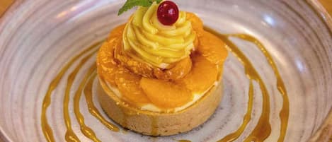 Un postre en un plato, decorado con guarnición.