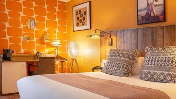 Värdeförvaringsskåp på rummet, skrivbord och mörkläggningsgardiner