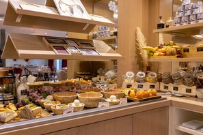Daily cooked-to-order breakfast (EUR 15 per person)
