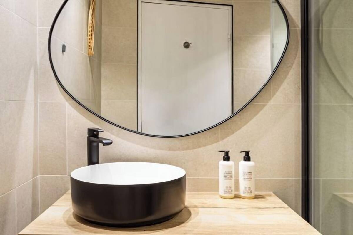 Kostenlose Toilettenartikel, Haartrockner, Bademäntel, Hausschuhe