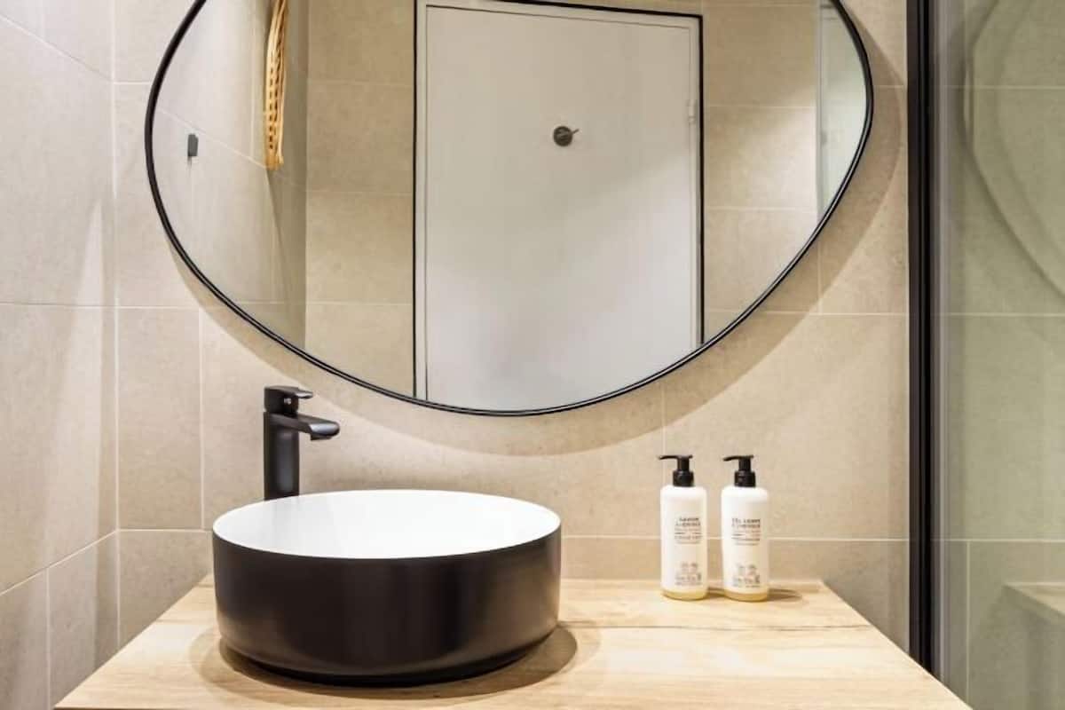 Ilmaiset hygieniatuotteet, hiustenkuivaaja, tohvelit, pyyhkeet