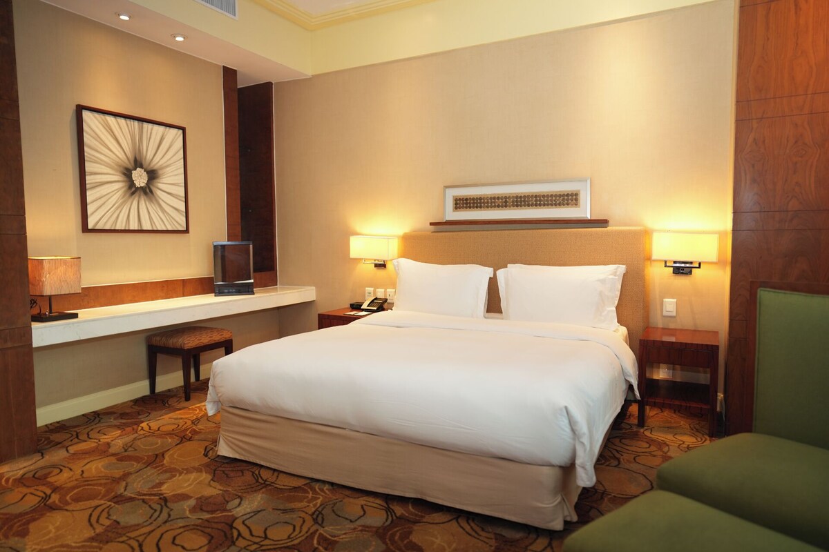 Suite, Bay View | In-room safe, desk, blackout drapes, iron/ironing board