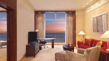 Suite, Bay View | Peti besi dalam bilik, meja, langsir/tirai gelap terus