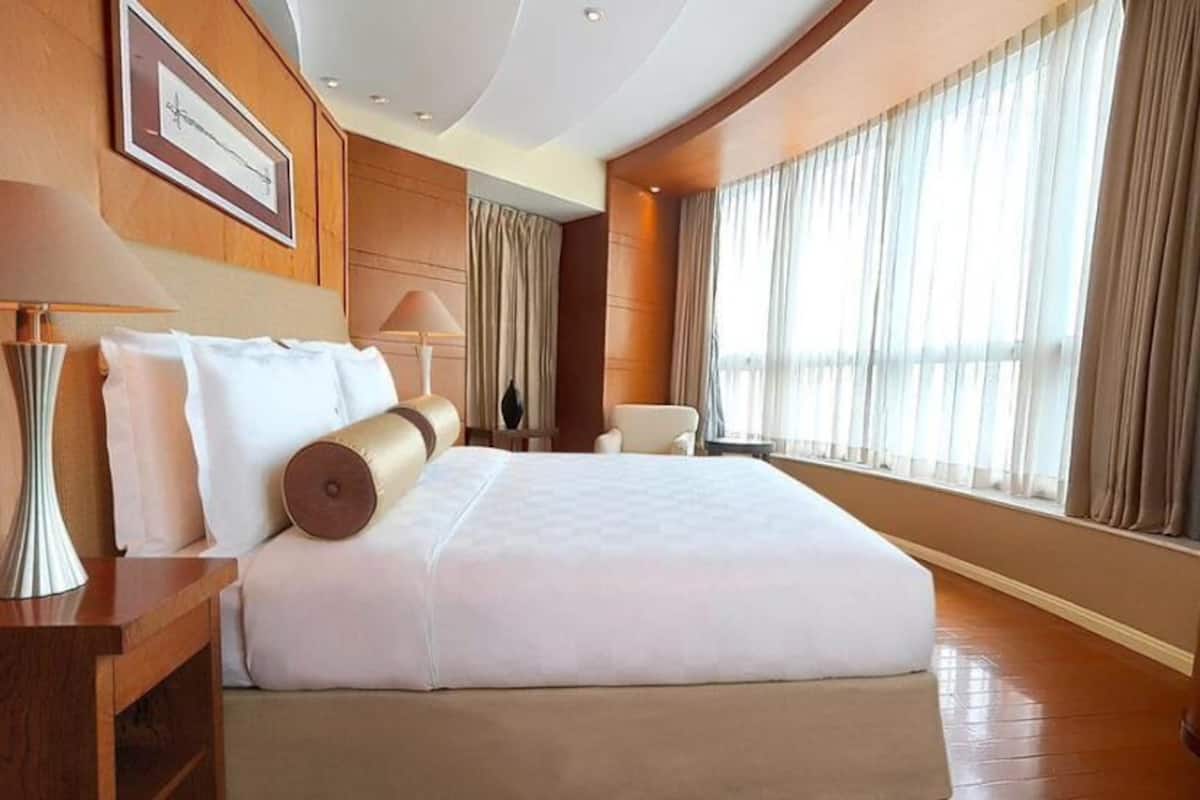 Caja de seguridad en la habitación, escritorio y cortinas blackout