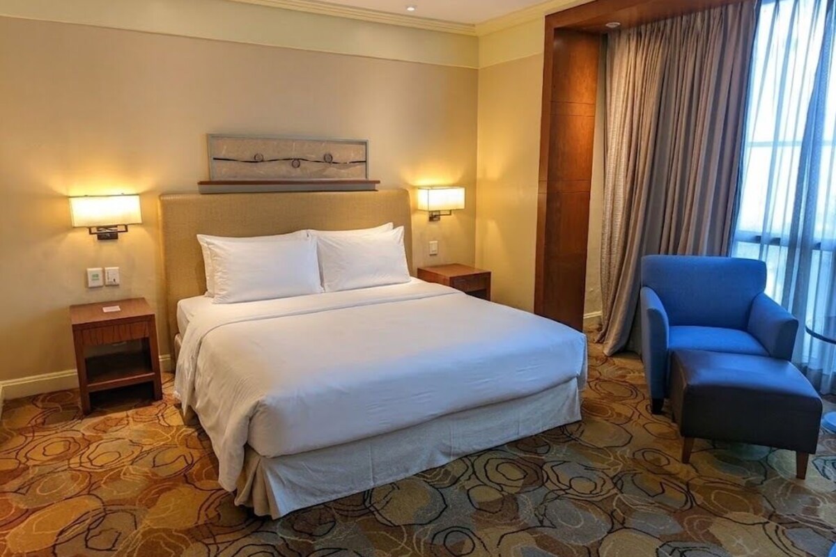 Deluxe Room, 1 King Bed | In-room safe, desk, blackout drapes, iron/ironing board