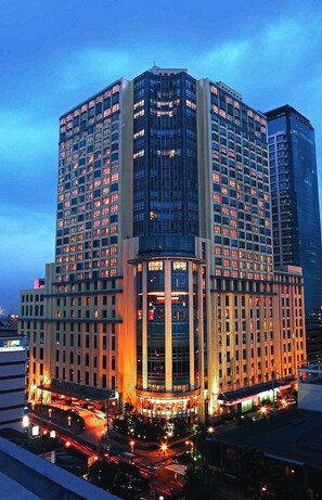 Front of property – evening/night - New Coast Hotel Manila (Manila)