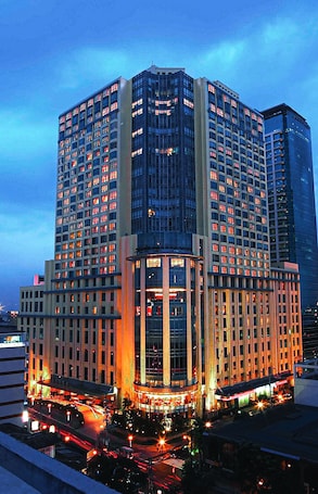 Fachada de la propiedad por la tarde o noche