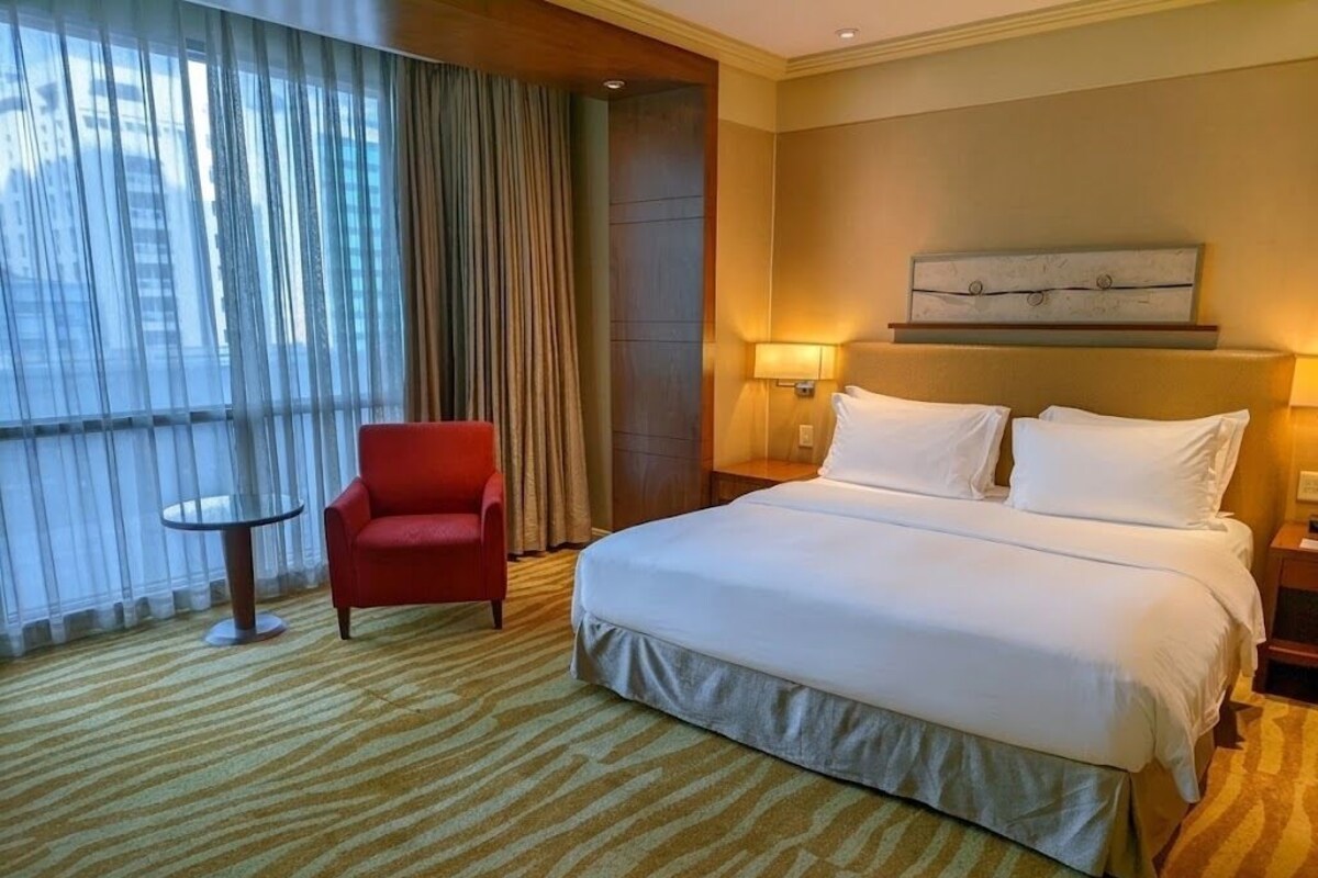 Premier Suite | In-room safe, desk, blackout drapes, iron/ironing board