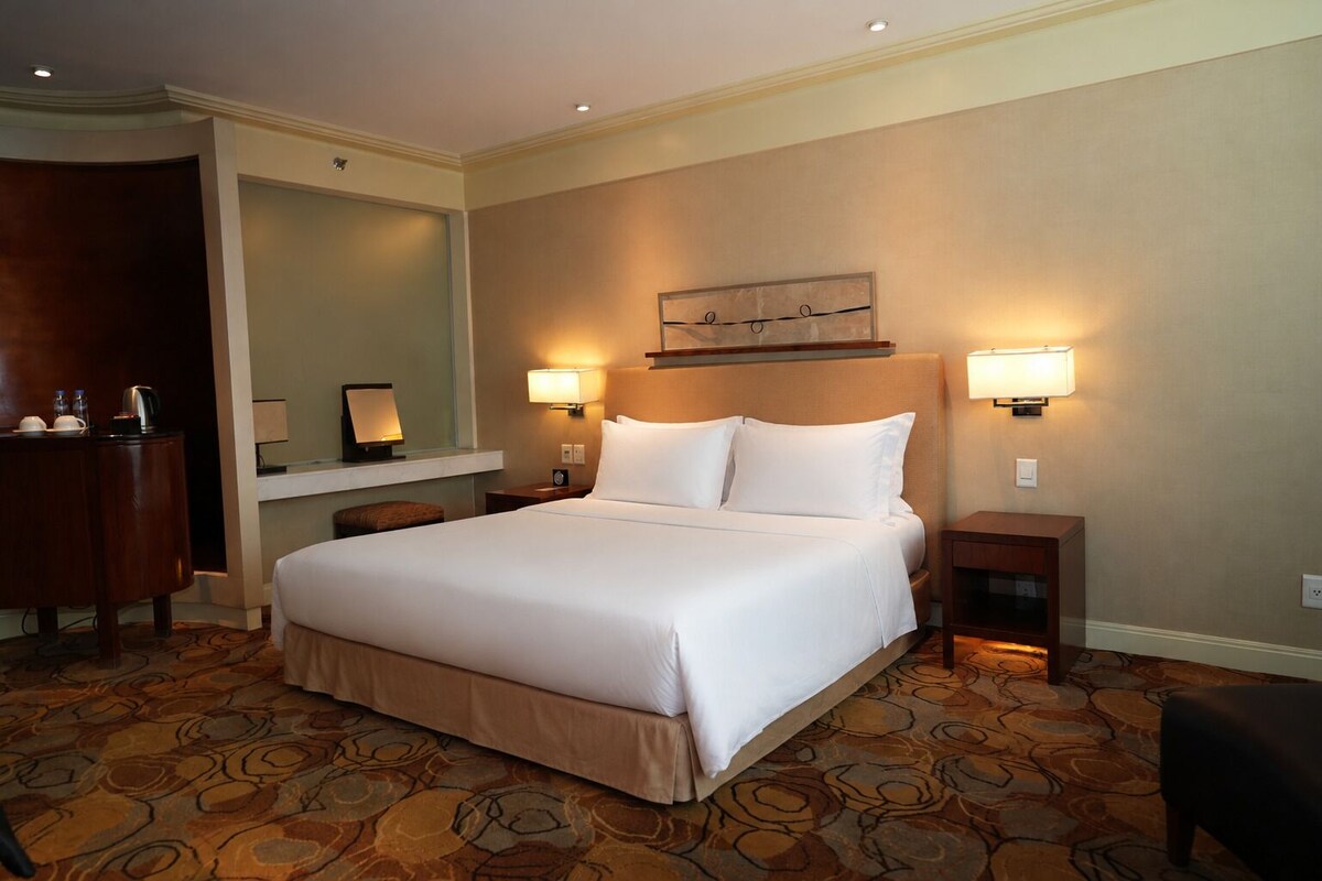 Superior Room, 1 King Bed | In-room safe, desk, blackout drapes, iron/ironing board