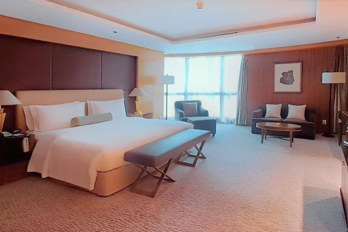 Een kluis op de kamer, een bureau, verduisterende gordijnen