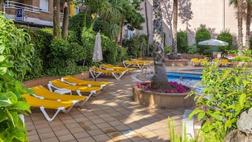 Outdoor pool, sun loungers