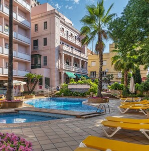 Outdoor pool, pool loungers - Hotel Guitart Rosa - Adults Only (Lloret de Mar)