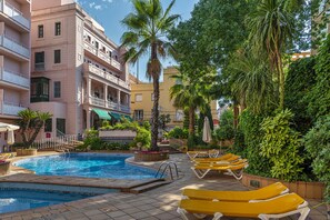Outdoor pool, pool loungers